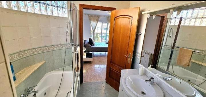 Casa Con Piscina En Costa Barcelona